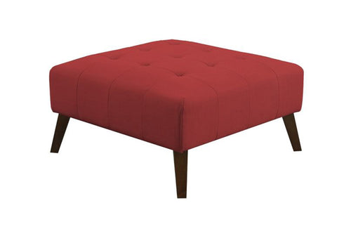 Ottoman tapizado de color rojo y con patas acabadas en marrón sobre un fondo blanco. 