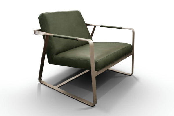 Silla decorativa verde con asiento y respaldo acolchados, brazos y estructura metálica color dorado, diseño moderno de líneas rectas y base tipo trineo sobre un fondo blanco.