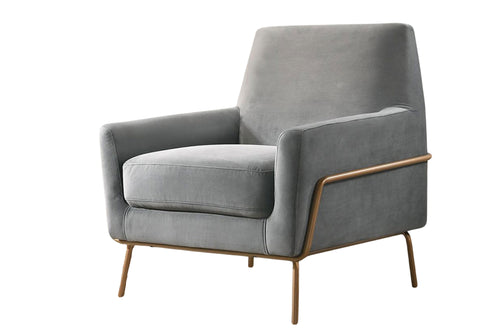 Silla de acento de color gris con una base metálica dorada sobre un fondo blanco. 