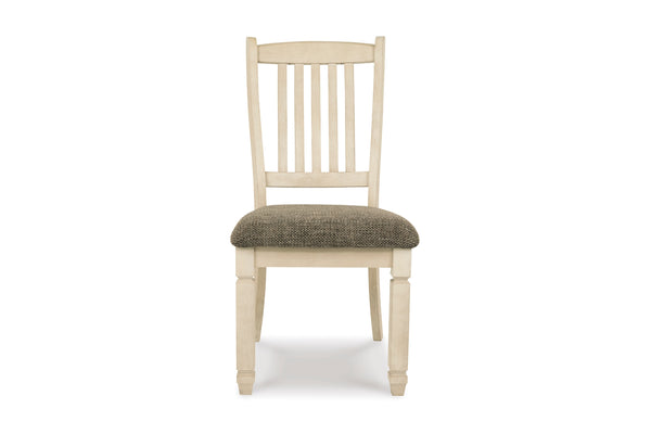 Una silla de comedor individual de madera con estructura pintada en color crema claro y asiento tapizado en gris texturizado, mostrada de frente sobre un fondo blanco liso.