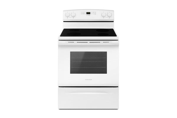 Estufa de 30" eléctrica blanca con cubierta vitrocerámica de cuatro quemadores, panel de control digital y horno integrado con ventana frontal amplia, presentada sobre fondo blanco. 