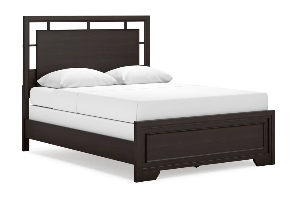 Cama de madera oscura con ropa de cama blanca sobre fondo blanco.