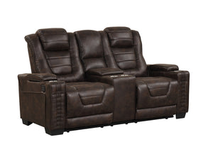 Loveseat reclinable de color marrón sobre un fondo blanco. 