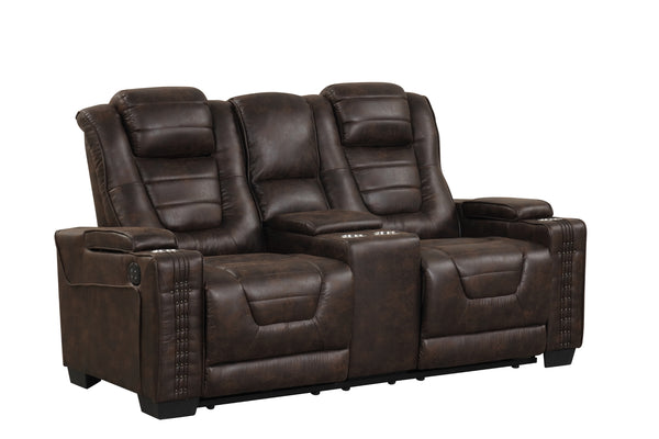 Loveseat reclinable de color marrón sobre un fondo blanco. 