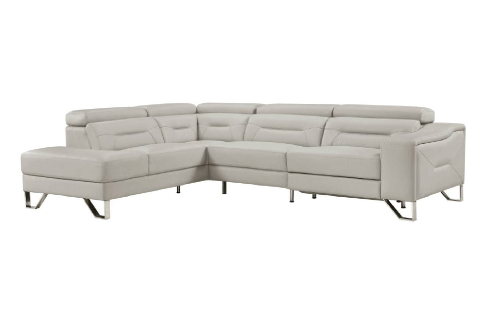 Un sofá modular de color beige claro con una chaise longue a la izquierda, que presenta cojines de respaldo modernos con capitoné y patas delgadas de metal plateado, mostrado sobre un fondo blanco liso.