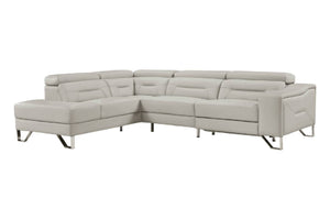 Un sofá modular de color beige claro con una chaise longue a la izquierda, que presenta cojines de respaldo modernos con capitoné y patas delgadas de metal plateado, mostrado sobre un fondo blanco liso.