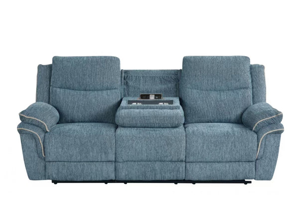 Vista frontal de loveseat de color azul y con consola con dos portavasos sobre un fondo blanco. 