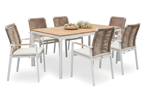 Juego de comedor para exterior con mesa rectangular de superficie tipo madera y estructura blanca, acompañado de seis sillas con brazos, respaldo tejido en cuerda y cojines claros. Diseño moderno, resistente y ideal para patios, terrazas o jardines.