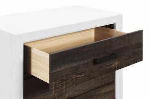 Vista cercana de gaveta abierta con interior crema sobre un fondo blanco. 