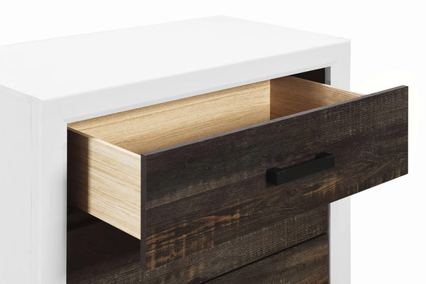 Vista cercana de gaveta abierta con interior crema sobre un fondo blanco. 