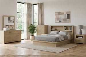 Juego de dormitorio en madera clara con cama y cabecera con estantes, gavetero con espejo, chest alto y mesa de noche, presentado en una habitación moderna y luminosa.