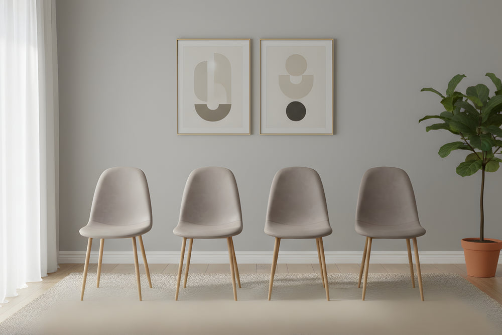 Cuatro sillas de color beige alineadas contra una pared gris, con dos cuadros abstractos y una planta en maceta.