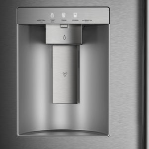 Primer plano de un dispensador de agua de refrigerador de acero inoxidable con acabado de metal cepillado, que muestra el panel de botones de hielo y agua y la bandeja dispensadora.