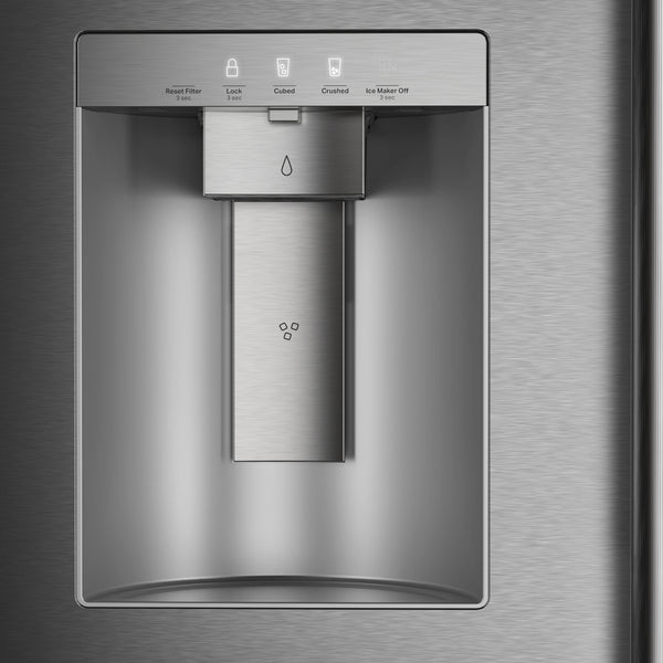 Primer plano de un dispensador de agua de refrigerador de acero inoxidable con acabado de metal cepillado, que muestra el panel de botones de hielo y agua y la bandeja dispensadora.