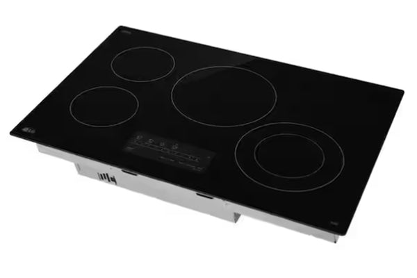 Tope de estufa negra de marca LG con cuatro quemadores sobre un fondo blanco. 