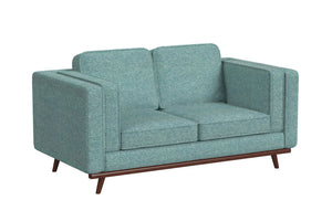 Loveseat de color verde azulado sobre un fondo blanco. 