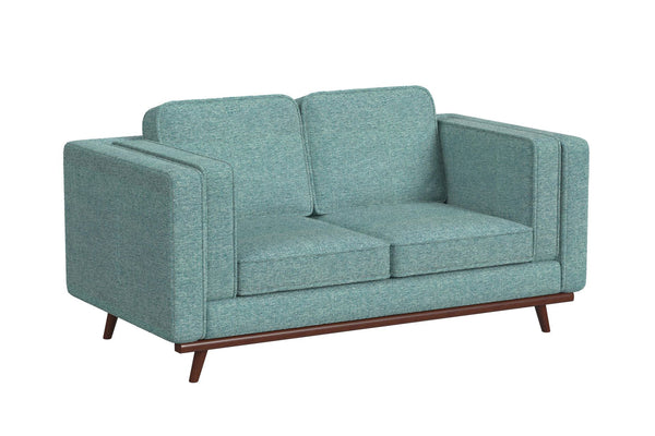 Loveseat de color verde azulado sobre un fondo blanco. 