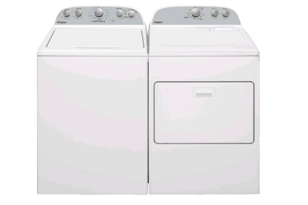 Conjunto de lavadora y secadora de color blanco sobre fondo blanco.