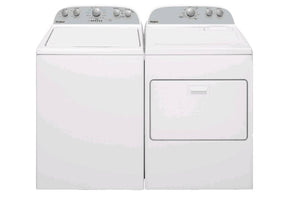 Conjunto de lavadora y secadora de color blanco sobre fondo blanco.