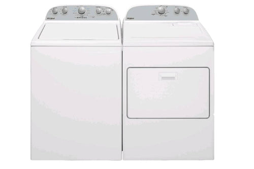 Conjunto de lavadora y secadora de color blanco sobre fondo blanco.