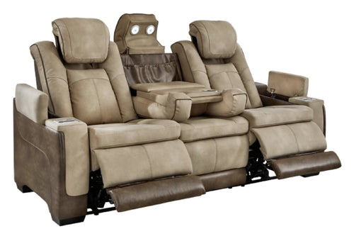 Sofá reclinable de tres asientos color beige y marrón, con reposapiés extendidos, respaldos acolchados, reposacabezas ajustables, consola central con compartimientos, luces integradas y controles en los brazos sobre un fondo blanco.