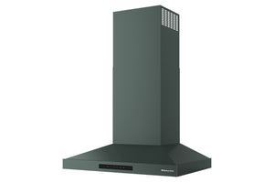 Una campana extractora de color verde oscuro con una chimenea rectangular alta y una base ancha en ángulo, mostrada sobre un fondo blanco liso.