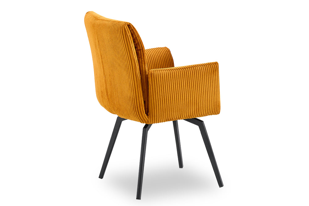 Silla con brazos y con acolchado anaranjado con patas negras en un fondo blanco. 