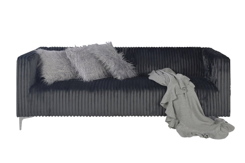 Sofá gris oscuro con estampado texturizado y una frisa gris clara sobre fondo blanco.