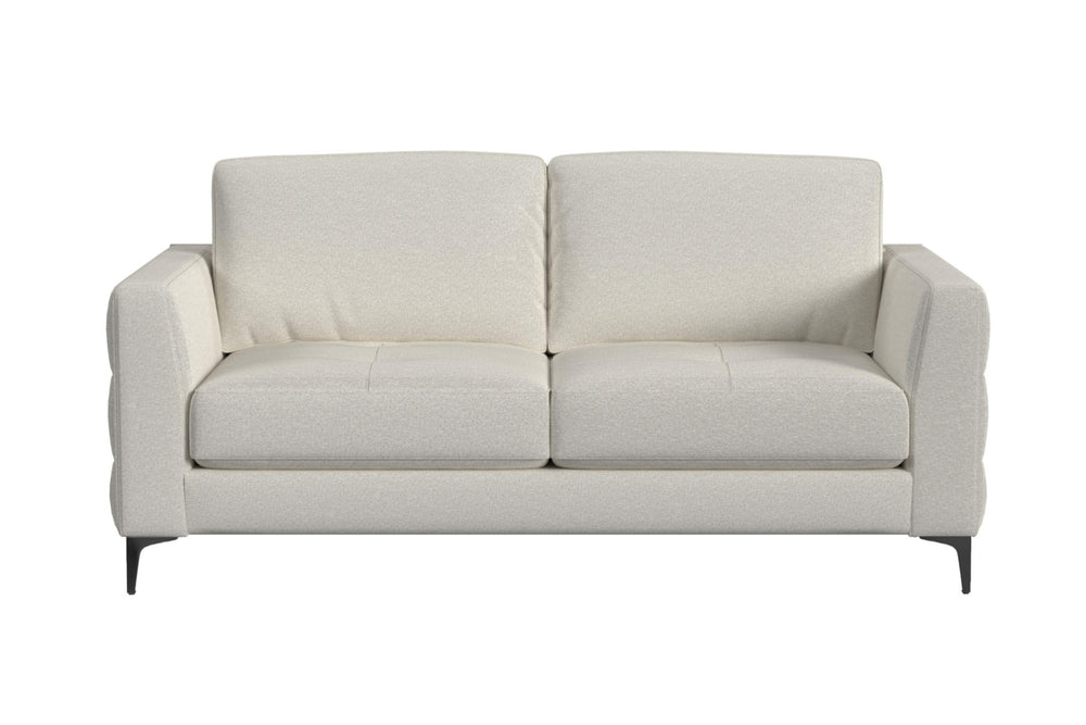 Vista frontal de loveseat blanco con patas metálicas negras sobre un fondo blanco. 