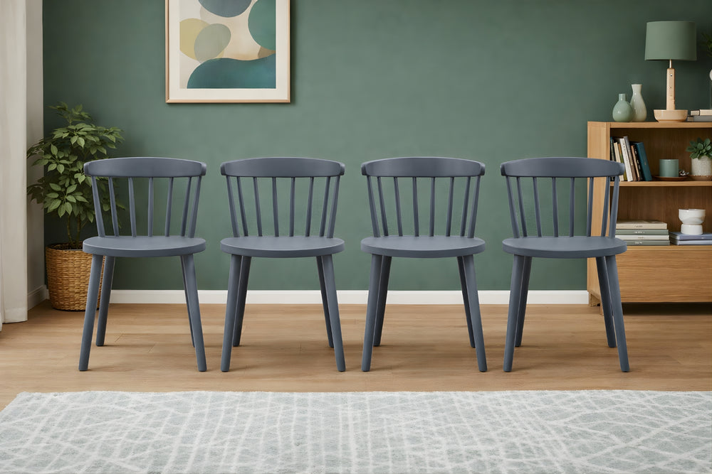 Cuatro sillas de color beige dispuestas en fila en un salón moderno con arte abstracto en la pared.