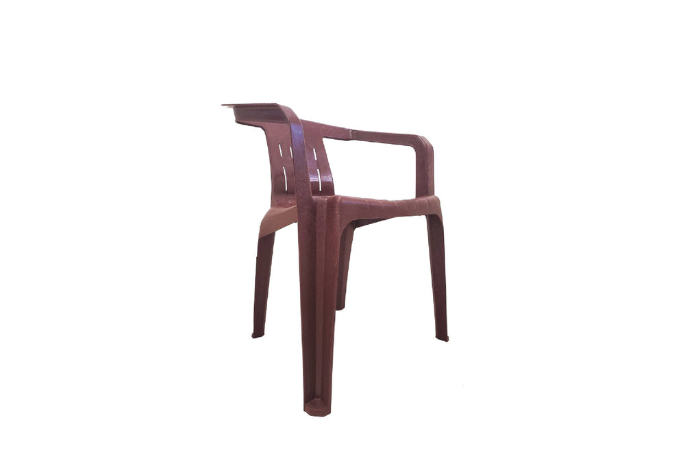 Silla de plástico azul sobre fondo blanco