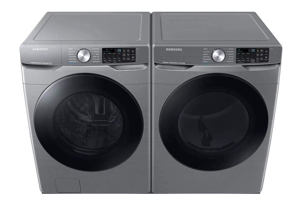 Lavadora y secadora de marca Samsung de color gris sobre un fondo blanco. 