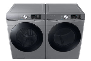 Lavadora y secadora de marca Samsung de color gris sobre un fondo blanco. 