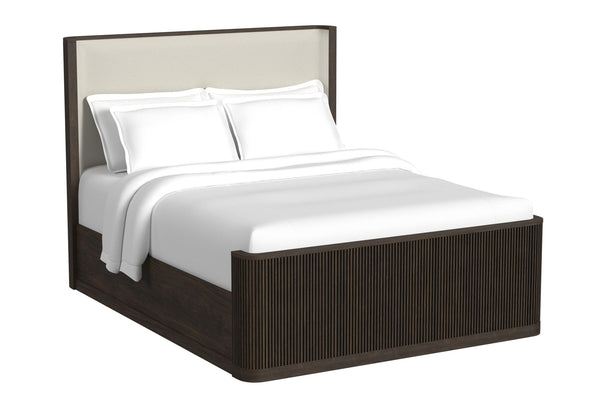 Cama con ropa de cama blanca y almohadas sobre fondo blanco.