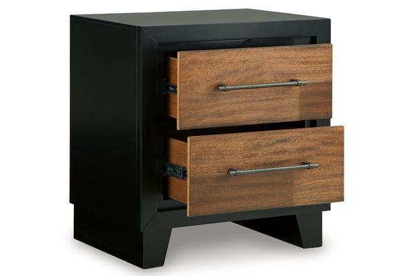 Mesa de noche bicolor con acabado en negro y madera con dos gavetas abiertas sobre fondo blanco.