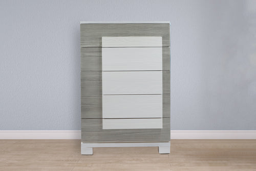 Chest de cinco gavetas de color gris en una habitación neutral. 