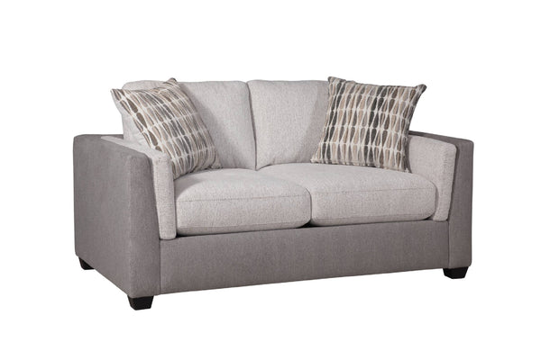 Loveseat de dos plazas tapizado en tela bicolor gris y beige, con cojines de asiento y respaldo amplios y acolchados. Incluye dos cojines decorativos con patrón abstracto en tonos neutros. Cuenta con apoyabrazos rectos y patas bajas oscuras, presentado sobre fondo blanco con vista en ángulo que muestra el lateral.