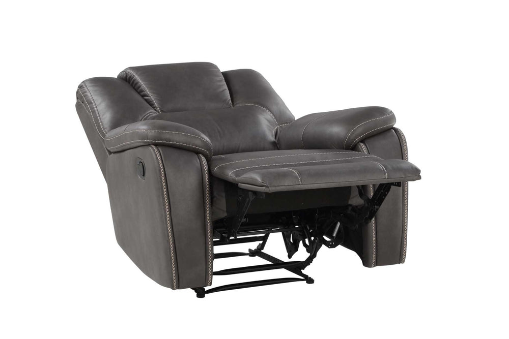 Butaca reclinable manual de color negro  con reposapiés extendido sobre un fondo blanco. 