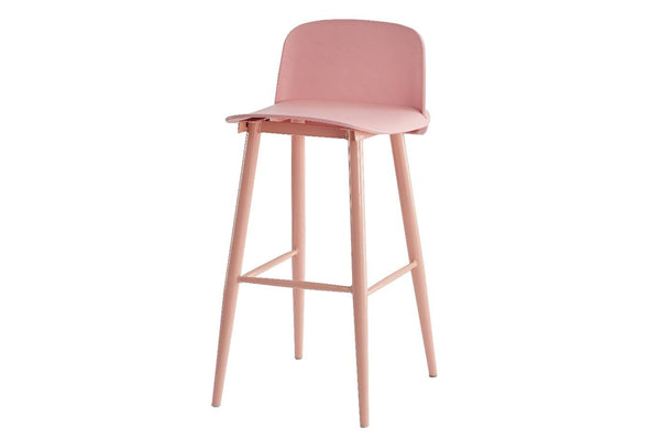 Taburete rosa sobre fondo blanco.