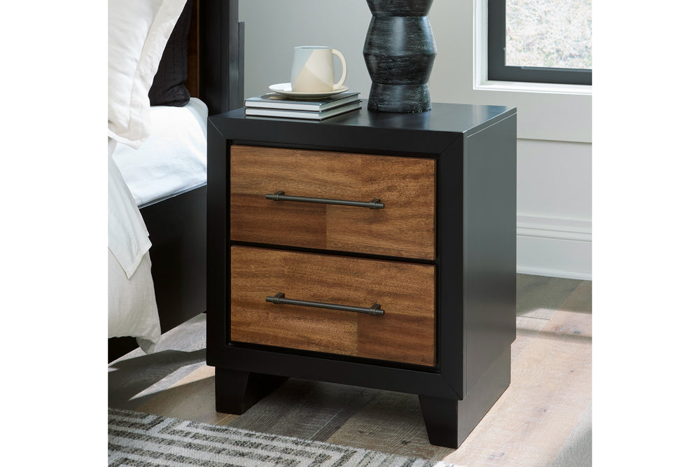 Mesa de noche de dos gavetas con estructura de color negro y gavetas de madera sobre fondo blanco.