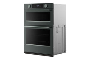 Un horno doble empotrado con exterior verde y puertas de cristal, mostrado desde un ángulo de tres cuartos sobre un fondo blanco liso.