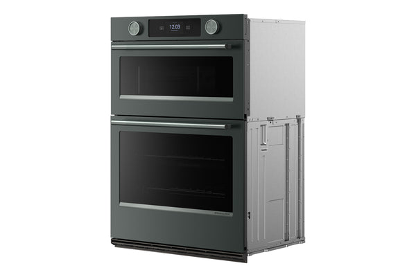 Un horno doble empotrado con exterior verde y puertas de cristal, mostrado desde un ángulo de tres cuartos sobre un fondo blanco liso.