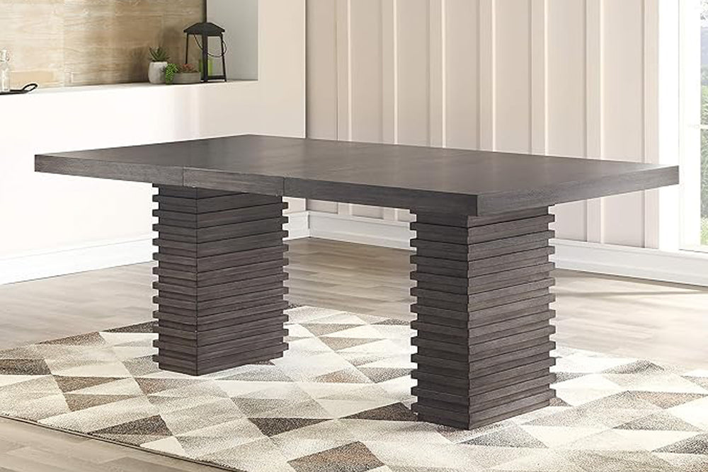 Mesa rectangular de comedor hecha de madera marrón con patas gruesas y con textura sobre un fondo blanco. 