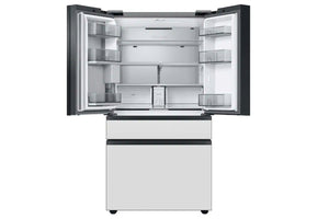 Nevera moderna con puertas abiertas sobre fondo blanco.