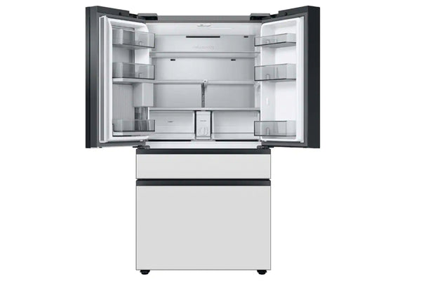 Nevera moderna con puertas abiertas sobre fondo blanco.