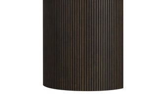Base cilíndrica hecha de madera marrón de mesa sobre un fondo blanco. 