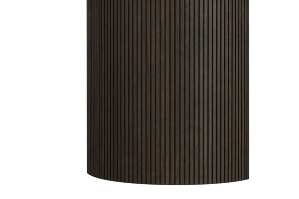 Base cilíndrica hecha de madera marrón de mesa sobre un fondo blanco. 