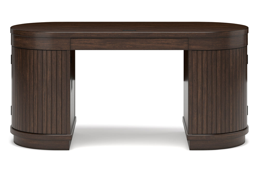 Escritorio hecha de madera de color marrón oscuro sobre un fondo blanco. 