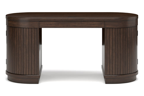 Escritorio hecha de madera de color marrón oscuro sobre un fondo blanco. 