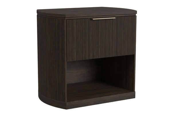 Mesa de noche con una gaveta y un estante por debajo de color marrón oscuro sobre un fondo blanco. 